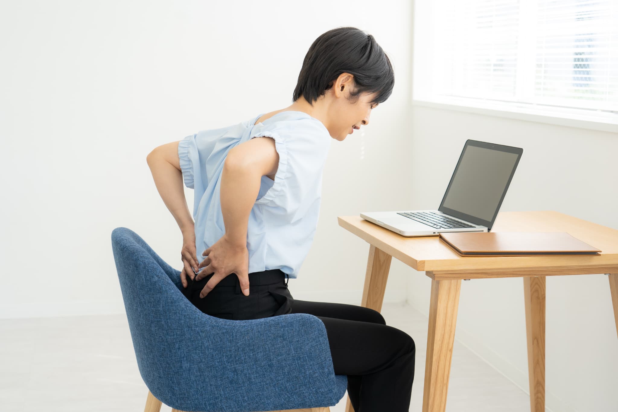 反り腰改善へ！タオルを使い骨盤を立てる座り方で腰痛予防
